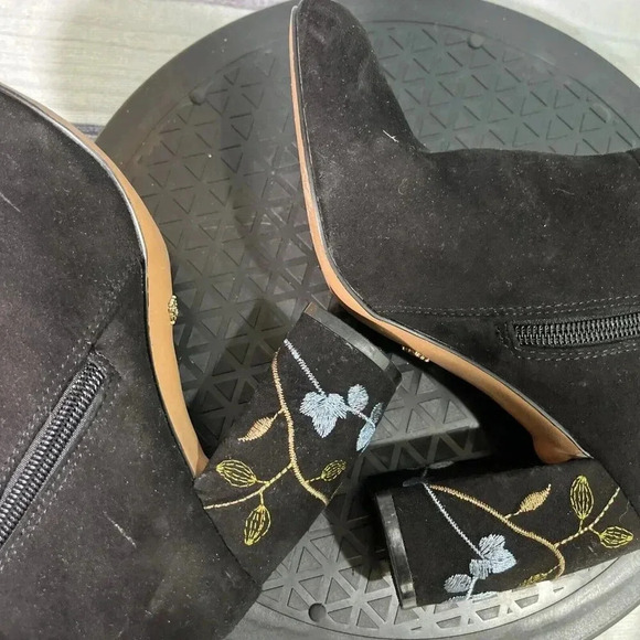 Nanette Lepore Size 6 Lilly Vegan Suede Block Heel Bootie Embroidered Retro - Picture 5 of 8